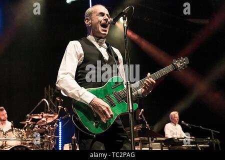 Berlino, Deutschland. 03 Giugno, 2019. 03.06.2019, British rock band Status Quo dal vivo sul palco con il programma 'Back on Tour 2019" presso il Tempodrom di Berlino. Original membro fondatore, cantante e chitarrista Francesco Rossi sul palco. | Utilizzo di credito in tutto il mondo: dpa/Alamy Live News Foto Stock