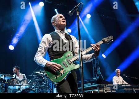 Berlino, Deutschland. 03 Giugno, 2019. 03.06.2019, British rock band Status Quo dal vivo sul palco con il programma 'Back on Tour 2019" presso il Tempodrom di Berlino. Original membro fondatore, cantante e chitarrista Francesco Rossi sul palco. | Utilizzo di credito in tutto il mondo: dpa/Alamy Live News Foto Stock