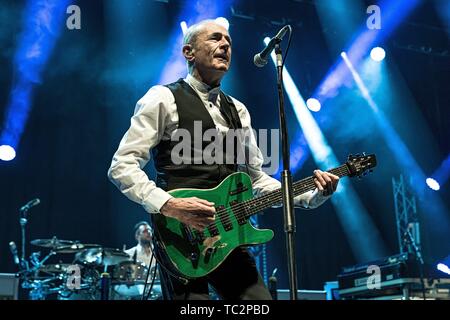 Berlino, Deutschland. 03 Giugno, 2019. 03.06.2019, British rock band Status Quo dal vivo sul palco con il programma 'Back on Tour 2019" presso il Tempodrom di Berlino. Original membro fondatore, cantante e chitarrista Francesco Rossi sul palco. | Utilizzo di credito in tutto il mondo: dpa/Alamy Live News Foto Stock