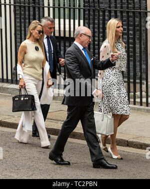 Londra, Regno Unito. Il 4 giugno, 2019. Ivanka Trump, fiancheggiata da ambasciatore statunitense in Gran Bretagna Woody Johnson e sua moglie Suzanne Ircha arrivano al 10 di Downing Street per un incontro il secondo giorno di U.S. Il presidente e la First Lady del tre-giorni di visita di Stato. Gary Mitchell/Alamy Live News. Foto Stock