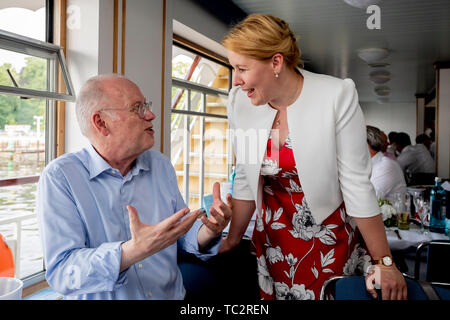 Berlino, Germania. 04 Giugno, 2019. Rudolf Scharping (SPD), ex ministro della difesa, e Franziska Giffey (SPD), Ministro federale degli Affari Familiari, talk su MS Havel Regina prima di partire per il Seeheimer Kreis asparagi crociera sul Lago Wannsee. Il Seeheimer Kreis, un gruppo di lavoro del DOCUP i deputati del Parlamento europeo, ha organizzato il viaggio di asparagi dal 1961. Credito: Christoph Soeder/dpa/Alamy Live News Foto Stock