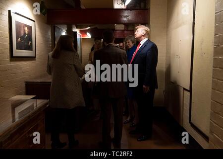 Londra, Regno Unito. 04 Giugno, 2019. U.S presidente Donald Trump e in uscita del primo ministro britannico Theresa Maggio tour il Churchill War Rooms Giugno 4, 2019 a Londra, Inghilterra. Credito: Planetpix/Alamy Live News Foto Stock