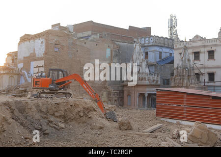 Varanasi. 31 Maggio, 2019. 31 Maggio 2019 - Varanasi, India.In il più sacro del tempio indù città di Varanasi molti vecchi & edifici unici, vecchia come cento anni sono stati rasi al suolo per fare la strada per il primo ministro Narendra Modi del pet ambizioso progetto noto come Kashi Vishawanath Tempio corridoio.Varanasi tempio storico è considerato nella mitologia indù come la più antica città noto della civiltà umana ed è molto sacro. È molto popolare con i visitatori stranieri provenienti da India perché il fascino del vecchio mondo costituito da un labirinto di piccole da viali e numerosi templi. (Credito Immagine: © Subhas Foto Stock