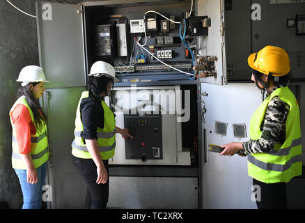 (190605) -- HOMS, 5 giugno 2019 (Xinhua) -- femmina lavoratori elettrici fissare trasformatori elettrici in provincia di Homs, centrale in Siria il 30 maggio 2019. Come la guerra in Siria rumbled on, donne siriano ha iniziato a impegnarsi in più posti di lavoro rispetto ad una normale lavoro di ufficio e di educazione dei figli, come un gran numero di uomini avevano aderito all'esercito o ha lasciato il paese per cercare rifugio. I posti di lavoro che le donne del paese sono sempre più facendo includono la riparazione di automobili, alla guida di autobus o taxi, e ancor più interessante, utilizzando una gru per raggiungere le linee elettriche ad alta tensione e fissarli, malgrado tutte le sfide come la famiglia di opposizione Foto Stock