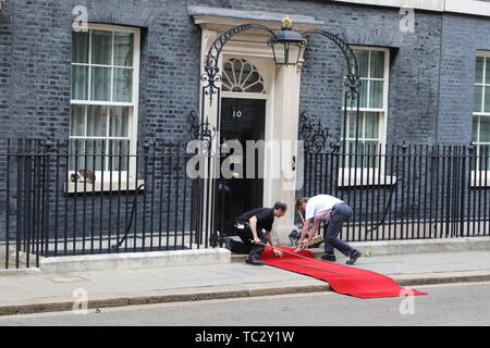 Londra, Regno Unito. 04 Giugno, 2019. Il tappeto rosso è laminato al 10 di Downing Street per la visita del Presidente americano Donald Trump durante il secondo giorno del Presidente e la First Lady del tre-giorni di visita di Stato nel Regno Unito. Credito: SOPA Immagini limitata/Alamy Live News Foto Stock