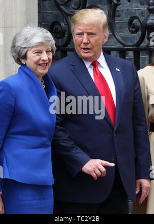 Londra, Regno Unito. 04 Giugno, 2019. Il presidente statunitense Donald Trump e del Primo Ministro britannico Theresa Maggio visto al di fuori di n. 10 di Downing Street il secondo giorno della visita di Stato nel Regno Unito. Credito: SOPA Immagini limitata/Alamy Live News Foto Stock