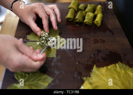Atene, Grecia. 2 Giugno, 2019. Food blogger Marilena Michalitsi prepara dolmadakia, un tradizionale e popolare piatto greco con ripieni di foglie di uva, ad Atene, in Grecia, il 2 giugno 2019. Credito: Marios Lolos/Xinhua/Alamy Live News Foto Stock