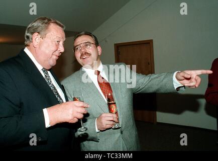 ***FILE FOTO*** L-R la UEFA per la presidente Lennart Johansson colloqui con Bohemian-Moravian Federazione Calcio (CMFS) Presidente Frantisek Chvalovsky, il 10 febbraio 1995, a Praga, Repubblica Ceca. (CTK foto/Stanislav Peska) Foto Stock