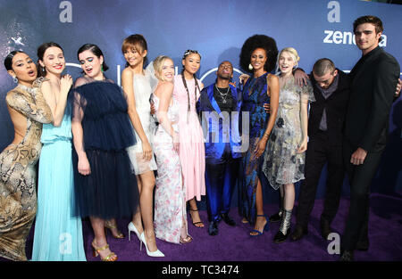 Los Angeles, Ca, Stati Uniti d'America. Il 4 giugno, 2019. Hunter Schafer, Jacob Elordi, Maude Apatow, Zendaya, Sydney Sweeney, Alexa Demie, Storm Reid, Algee Smith, presso il Los Angeles Premiere di HBO di euforia al Dome Glossari Affini a Los Angeles, la California il 4 giugno 2019. Credito: Faye Sadou/media/punzone Alamy Live News Foto Stock