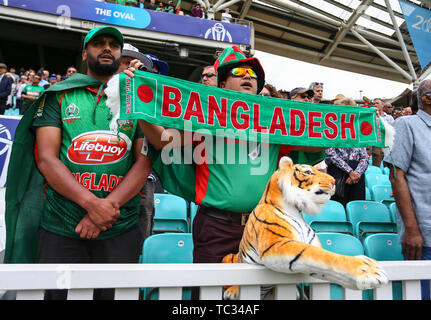 Londra, Regno Unito. 05 Giugno, 2019. 5 giugno 2019; l'Ovale, Londra, Inghilterra; ICC di Coppa del Mondo di cricket, Bangladesh contro la Nuova Zelanda; Bangladesh tifosi cantano il loro inno nazionale Credit: Azione Plus immagini di sport/Alamy Live News Foto Stock