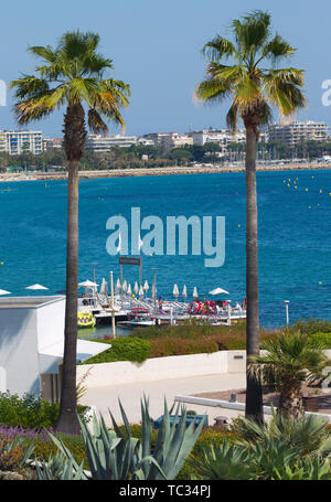 Cannes, Francia - 04 Giugno 2019: MIDEM, la International B2B mercato musicale con atmosfera generale di Cannes. Spiaggia, mare, Meer, estate, Sommer, Strand, | Utilizzo di tutto il mondo Foto Stock