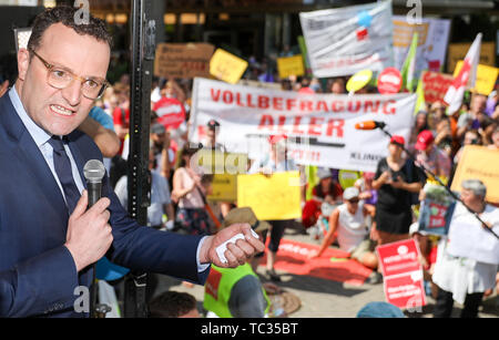 Leipzig, Germania. 05 Giugno, 2019. Accompagnato da manifestazioni di protesta, Jens Spahn (CDU, l), Ministro federale della sanità, parla in un rally di dipendenti dalle professioni sanitarie prima della conferenza dei ministri della Sanità dei Länder. Tra le altre cose, i ministri vogliono discutere la digitalizzazione del sistema sanitario a Lipsia. Credito: Jan Woitas/dpa-Zentralbild/dpa/Alamy Live News Foto Stock