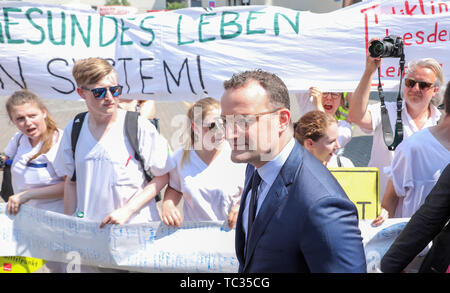 Leipzig, Germania. 05 Giugno, 2019. Accompagnato da manifestazioni di protesta, Jens Spahn (CDU, M), Ministro federale della sanità, proviene da un rally di dipendenti dalle professioni sanitarie prima della conferenza dei ministri della Sanità dei Länder. Tra le altre cose, i ministri vogliono discutere la digitalizzazione del sistema sanitario a Lipsia. Credito: Jan Woitas/dpa-Zentralbild/dpa/Alamy Live News Foto Stock