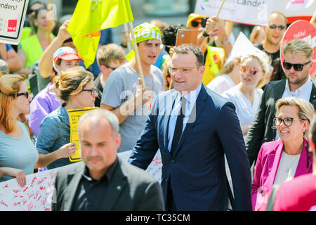 Leipzig, Germania. 05 Giugno, 2019. Accompagnato da manifestazioni di protesta, Jens Spahn (CDU, M), Ministro federale della sanità, proviene da un rally di dipendenti dalle professioni sanitarie prima della conferenza dei ministri della Sanità dei Länder. Tra le altre cose, i ministri vogliono discutere la digitalizzazione del sistema sanitario a Lipsia. Credito: Jan Woitas/dpa-Zentralbild/dpa/Alamy Live News Foto Stock