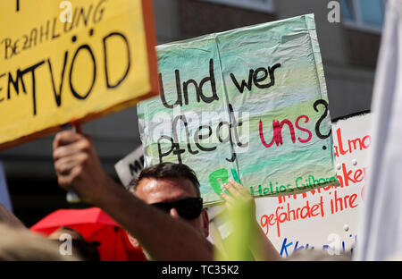 Leipzig, Germania. 05 Giugno, 2019. I dipendenti dalle professioni sanitarie hanno protestato con segni di fronte alla conferenza dei ministri della sanità degli Stati federali per le condizioni di lavoro migliori. Tra le altre cose, i ministri vogliono discutere la digitalizzazione del sistema sanitario a Lipsia. Credito: Jan Woitas/dpa-Zentralbild/dpa/Alamy Live News Foto Stock