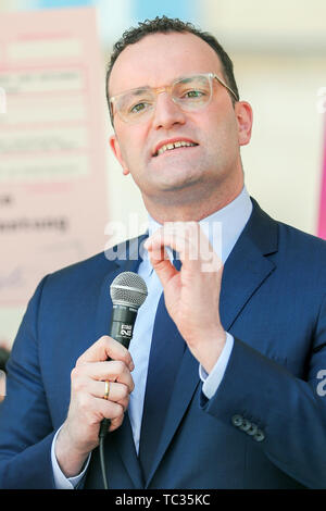 Leipzig, Germania. 05 Giugno, 2019. Accompagnato da manifestazioni di protesta, Jens Spahn (CDU), Ministro federale della sanità, parla in un rally di dipendenti dalle professioni sanitarie prima della conferenza dei ministri della Sanità dei Länder. Tra le altre cose, i ministri vogliono discutere la digitalizzazione del sistema sanitario a Lipsia. Credito: Jan Woitas/dpa-Zentralbild/dpa/Alamy Live News Foto Stock