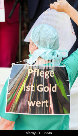 Leipzig, Germania. 05 Giugno, 2019. I dipendenti dalle professioni sanitarie hanno protestato davanti alla conferenza dei ministri della sanità degli Stati federali per le condizioni di lavoro migliori. Tra le altre cose, i ministri vogliono discutere la digitalizzazione del sistema sanitario a Lipsia. Credito: Jan Woitas/dpa-Zentralbild/dpa/Alamy Live News Foto Stock