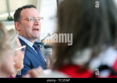 Leipzig, Germania. 05 Giugno, 2019. Accompagnato da manifestazioni di protesta, Jens Spahn (CDU), Ministro federale della sanità, parla in un rally di dipendenti dalle professioni sanitarie prima della conferenza dei ministri della Sanità dei Länder. Tra le altre cose, i ministri vogliono discutere la digitalizzazione del sistema sanitario a Lipsia. Credito: Jan Woitas/dpa-Zentralbild/dpa/Alamy Live News Foto Stock