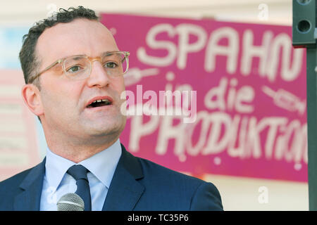 Leipzig, Germania. 05 Giugno, 2019. Accompagnato da manifestazioni di protesta, Jens Spahn (CDU), Ministro federale della sanità, parla in un rally di dipendenti dalle professioni sanitarie prima della conferenza dei ministri della Sanità dei Länder. Tra le altre cose, i ministri vogliono discutere la digitalizzazione del sistema sanitario a Lipsia. Credito: Jan Woitas/dpa-Zentralbild/dpa/Alamy Live News Foto Stock