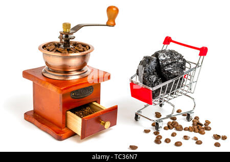 Legno macinino da caffè con i chicchi di caffè e carrello con nero carbone da supermercato su sfondo bianco. Foto Stock