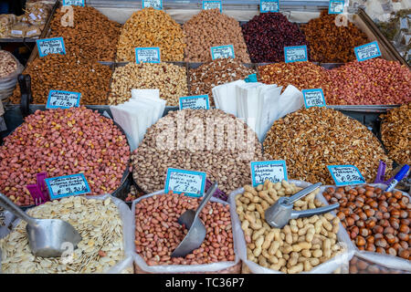 Aprile 28, 2019. Atene, Grecia. Dadi varietà al mercato di strada in stallo. Buon sementi sane sfondo per vegani e vegetariani. Foto Stock