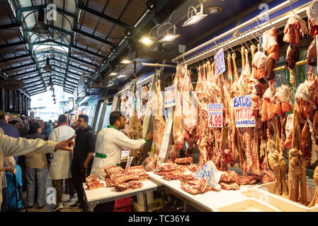 Aprile 28, 2019. Atene, Grecia. Carne greca il concetto di mercato. Intero e metà agnelli certificati sono venduti al di fuori del negozio. Foto Stock