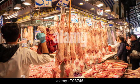 Aprile 28, 2019. Atene, Grecia. Carne greca il concetto di mercato. Intero e metà agnelli certificati sono venduti al di fuori del negozio Foto Stock