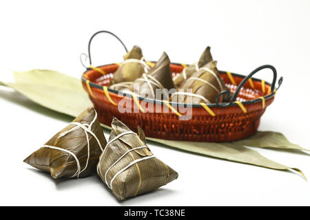 Dragon Boat Festival Zongzi nel cestello di bambù posti su sfondo bianco Foto Stock
