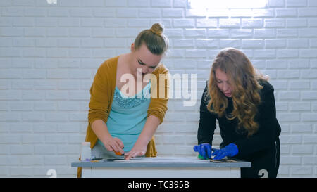 Donne decoratori, designer di verniciatura cerchio in legno decorazione Foto Stock
