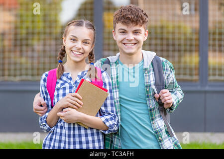 Teen un ragazzo e una ragazza si torna a scuola Foto Stock