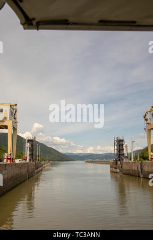 Entrando si blocca di ferro Gat Centrale Idroelettrica nel cancello di ferro gole sul fiume Danubio tra Serbia e Romania. Foto Stock