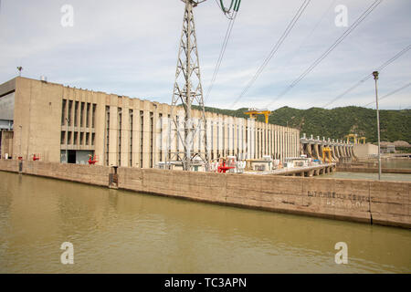 Ferro da stiro Gat Centrale Idroelettrica nel cancello di ferro gole sul fiume Danubio tra Serbia e Romania. Foto Stock