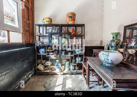 La Cinese-stile hall Ming e Qing mobili. Fotografato alla Cina Security Bureau museo nella città antica di Pingyao, nella provincia di Shanxi Foto Stock