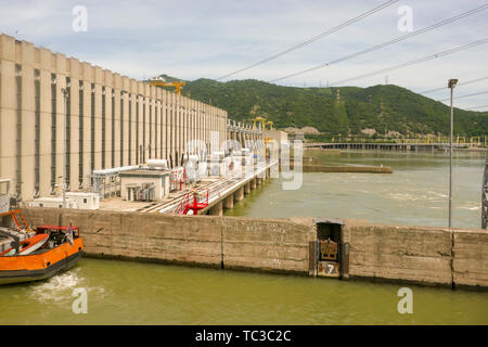 Ferro da stiro Gat Centrale Idroelettrica nel cancello di ferro gole sul fiume Danubio tra Serbia e Romania. Foto Stock