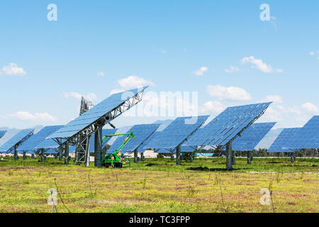 Pannello solare produce green,energia ecocompatibile da Foto Stock