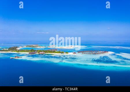 Drone shot, Olhuveli Beach Resort con acqua bungalows, laguna delle isole Maldive Olhuveli, South-Male-Atoll, Maldive Foto Stock