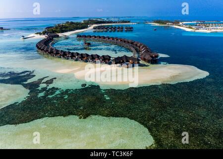 Drone shot, Olhuveli Beach Resort con acqua bungalows, laguna delle isole Maldive Olhuveli, South-Male-Atoll, Maldive Foto Stock