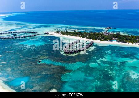 Drone shot, Olhuveli Beach Resort con acqua bungalows, laguna delle isole Maldive Olhuveli, South-Male-Atoll, Maldive Foto Stock