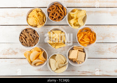 Salatini in ciotole sul tavolo di legno dal di sopra Foto Stock