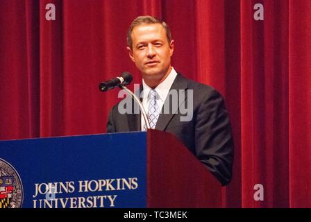 Martin O'Malley, un uomo politico americano ed ex Governatore del Maryland, parla di un podio presso la Johns Hopkins University, Baltimora, Maryland, Ottobre 10, 2007. Dall'Homewood raccolta di fotografie. () Foto Stock