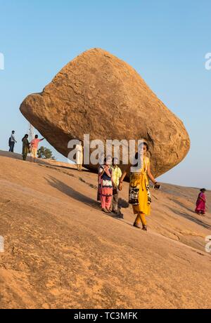 Indian turisti, visitatori a Krishna Butterball dell, Mahabalipuram, Mamallapuram, India Foto Stock