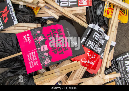 Pile di cartelloni in Trafalgar Square in preparazione della manifestazione contro la visita di stato di Donald Trump Foto Stock