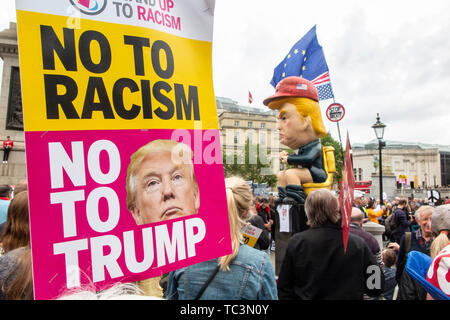 Anti-razzismo poster a Trafalgar Square durante le manifestazioni contro la visita di stato di Donald Trump Foto Stock