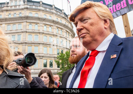 Un Donald Trump impersonator cammina per le strade di Londra con i manifestanti a Trafalgar Square dimostrando contro la visita di stato di Donald Trump Foto Stock