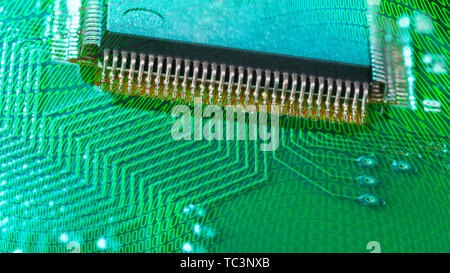 Circuito integrato. A montaggio superficiale e tecnologia dei componenti elettronici. Collage digitali. Microchip sul PCB verde con texture astratta da molti degli zeri. Foto Stock