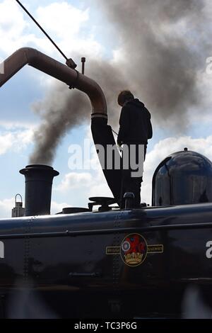 Il riempimento di serbatoi di acqua di ex GWR bauletto serbatoio 7714 a Kidderminster stazione sul Severn Valley Heritage Railway Foto Stock