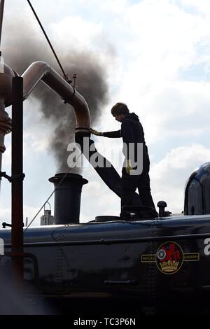 Il riempimento di serbatoi di acqua di ex GWR bauletto serbatoio 7714 a Kidderminster stazione sul Severn Valley Heritage Railway Foto Stock