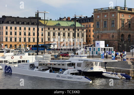 Catamarano bianco parcheggio in Skeppsbron, Gamla Stan, Stoccolma, Svezia Foto Stock