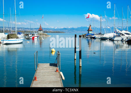 Pittoresco piccolo porto e le barche a vela sul Lago di Ginevra in Morges Foto Stock