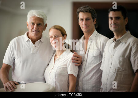 Vista frontale di quattro persone in posa per la fotocamera. Foto Stock